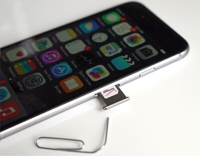 Wyjęcie karty SIM, aby naprawić iPhone'a, uruchamia się ponownie i nie chce się włączyć