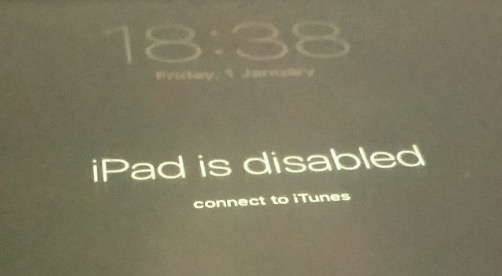 Dlaczego zablokowany iPad mówi „Połącz z iTunes”?