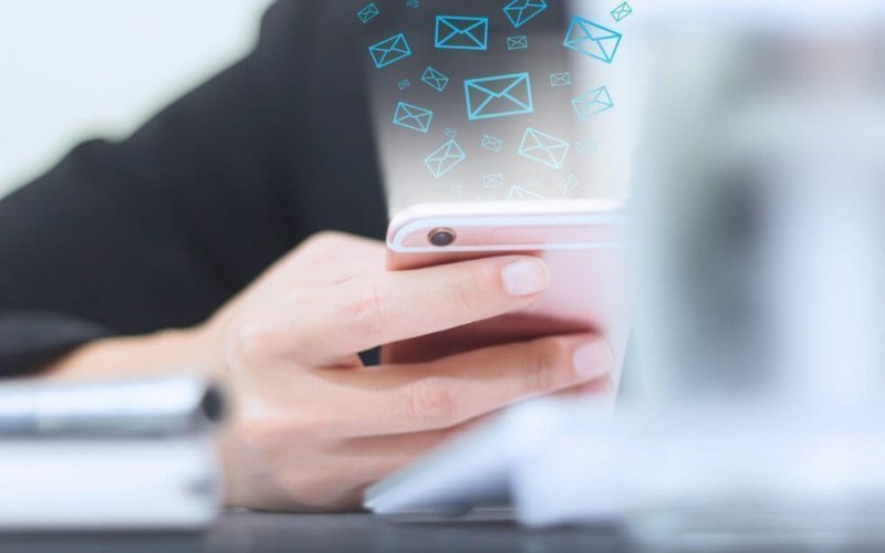 Czytaj czyjeś wiadomości tekstowe w aplikacji online