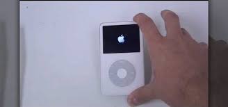 Wymuś ponowne uruchomienie iPoda, aby uniknąć dlaczego mój iPod ciągle się zawiesza
